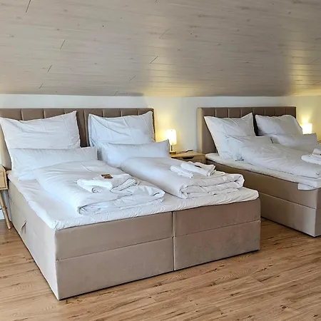 Exklusive Grosse Fuer 7 Personen, Parkplatz, Balkon, 3 Schlafzimmer