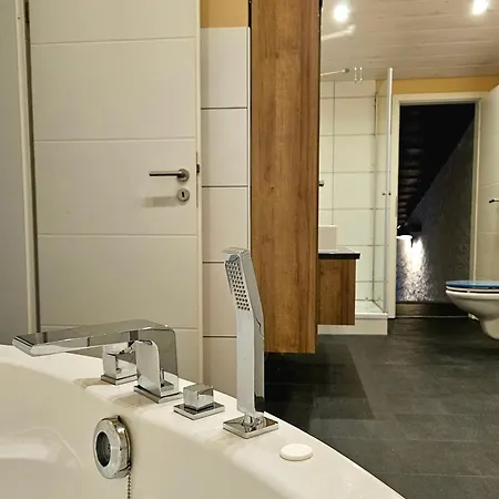 Exklusive Grosse Fuer 7 Personen, Parkplatz, Balkon, 3 Schlafzimmer Апартаменты *