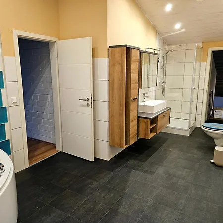Exklusive Grosse Fuer 7 Personen, Parkplatz, Balkon, 3 Schlafzimmer