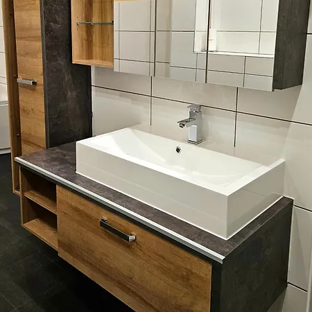Exklusive Grosse Fuer 7 Personen, Parkplatz, Balkon, 3 Schlafzimmer