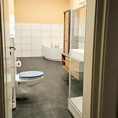 Exklusive Grosse Fuer 7 Personen, Parkplatz, Balkon, 3 Schlafzimmer Appartamento *