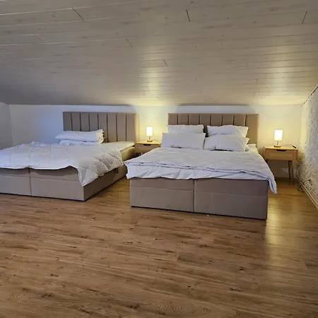 Exklusive Grosse Fuer 7 Personen, Parkplatz, Balkon, 3 Schlafzimmer Байройт