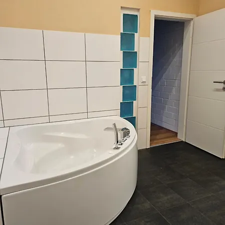 Exklusive Grosse Fuer 7 Personen, Parkplatz, Balkon, 3 Schlafzimmer