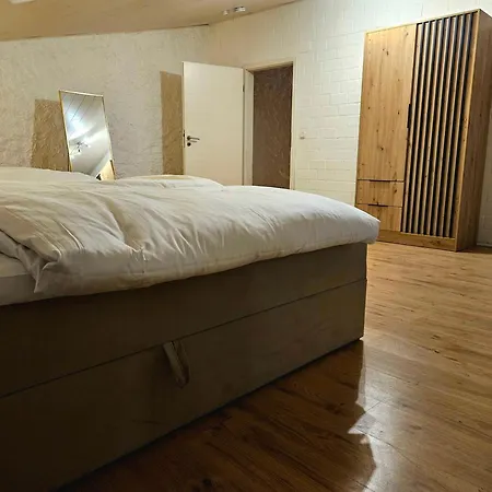 Exklusive Grosse Fuer 7 Personen, Parkplatz, Balkon, 3 Schlafzimmer