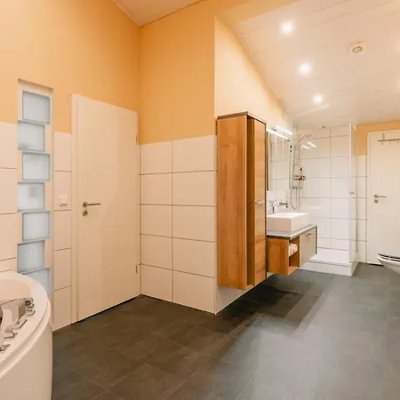 Exklusive Grosse Fuer 7 Personen, Parkplatz, Balkon, 3 Schlafzimmer * Bayreuth