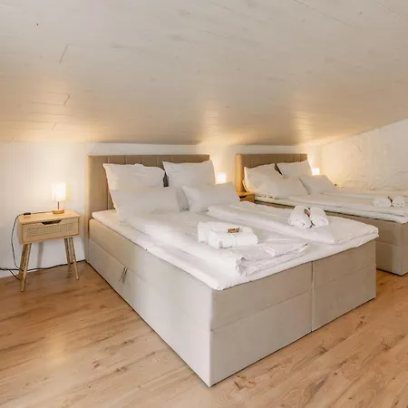 Exklusive Grosse Fuer 7 Personen, Parkplatz, Balkon, 3 Schlafzimmer *
