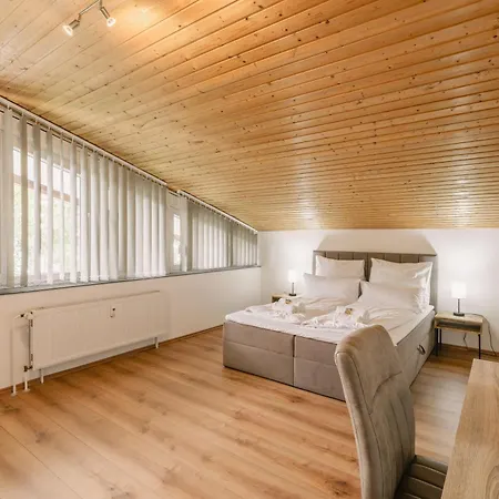 Exklusive Grosse Fuer 7 Personen, Parkplatz, Balkon, 3 Schlafzimmer Lägenhet