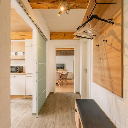 Exklusive Grosse Fuer 7 Personen, Parkplatz, Balkon, 3 Schlafzimmer