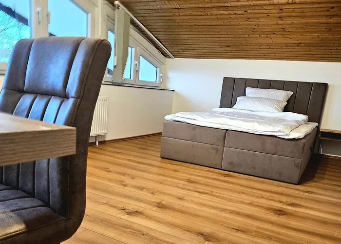 Exklusive Grosse Fuer 7 Personen, Parkplatz, Balkon, 3 Schlafzimmer