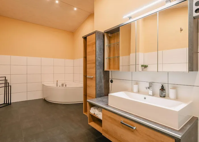 Appartement Exklusive Grosse Fuer 7 Personen, Parkplatz, Balkon, 3 Schlafzimmer Bayreuth