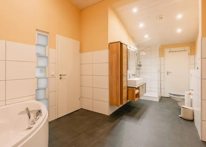 Exklusive Grosse Fuer 7 Personen, Parkplatz, Balkon, 3 Schlafzimmer * Bayreuth