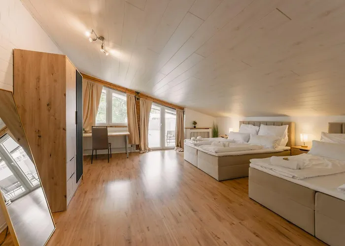 Exklusive Grosse Fuer 7 Personen, Parkplatz, Balkon, 3 Schlafzimmer