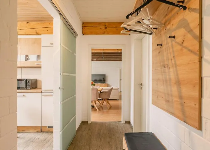 Exklusive Grosse Fuer 7 Personen, Parkplatz, Balkon, 3 Schlafzimmer